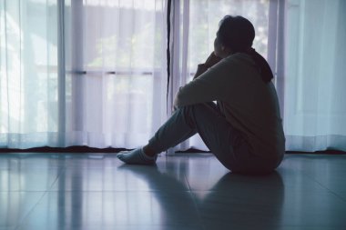 Şizofreni, akıl sağlığı depresyonu kavramında yalnız ve üzgün. Bunalımlı bir kadın kendini kötü hissederek evde yerde oturuyor. Kadınlar depresyonda, korkmuş ve mutsuzdur..