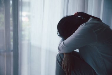 Şizofreni, akıl sağlığı depresyonu kavramında yalnız ve üzgün. Bunalımlı bir kadın kendini kötü hissederek evde yerde oturuyor. Kadınlar depresyonda, korkmuş ve mutsuzdur..