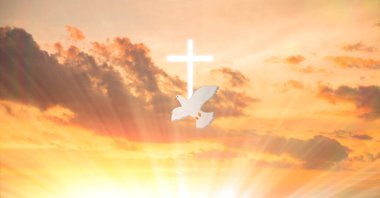 Güvercinler gökyüzünde uçar. Hıristiyanların Kutsal Ruh 'a inancı var. Siluet, Tanrı 'ya sevgiyle, inançla, ruhla ve İsa Mesih' le tapıyor. Hıristiyan barış için dua ediyor. Hıristiyanlıkta ibadet kavramı.