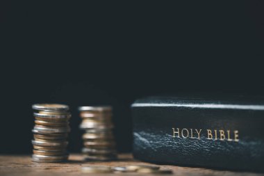 Onda bir ya da onda bir, İncil 'in bize ilk meyvenin onda birini Tanrı' ya vermeyi öğrettiği temeldir. Kutsal İncil 'li sikkeler. Kilisede Hıristiyanlık, cömertlik ve vergi verme kavramı..