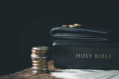 Onda bir ya da onda bir, İncil 'in bize ilk meyvenin onda birini Tanrı' ya vermeyi öğrettiği temeldir. Kutsal İncil 'li sikkeler. Kilisede Hıristiyanlık, cömertlik ve vergi verme kavramı..