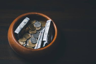 Onda bir ya da onda bir, İncil 'in bize ilk meyvenin onda birini Tanrı' ya vermeyi öğrettiği temeldir. Kutsal İncil 'li sikkeler. Kilisede Hıristiyanlık, cömertlik ve vergi verme kavramı..