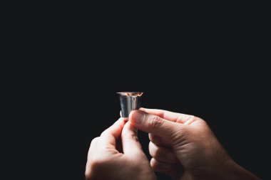 Ayin kavramı ya da Hristiyanlığın kutsal ayini. Ayin, İsa tarafından kurulmuş bir ayindir. Havarilerle son akşam yemeği sırasında. Ekmek ve şarap Hristiyan İsa 'nın bedeni ve kanıdır..