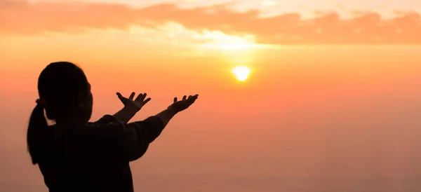 Silhouette Felemeli Kezét Imádkozó Spiritualitás Vallás Zászló Másolja Tér Női — Stock Fotó