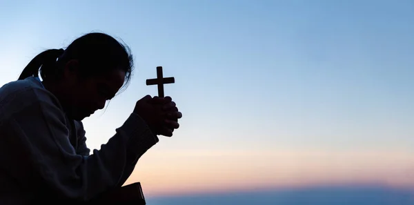Silhouette Woman Kneeling Praying Worship God Sky Background Christians Pray —  Fotos de Stock