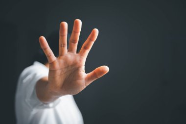 Kadınlara karşı şiddeti durdurun, Uluslararası Kadınlar Günü. Kadın eli korkuyla büyütüldü ve cinsel tacizi durdurdu. Kadınlar zorbalık ve istismardan bunalıma girerler. aile tehdidi
