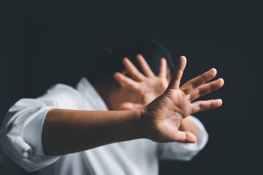 Kadınlara karşı şiddeti durdurun, Uluslararası Kadınlar Günü. Kadın eli korkuyla büyütüldü ve cinsel tacizi durdurdu. Kadınlar zorbalık ve istismardan bunalıma girerler. aile tehdidi