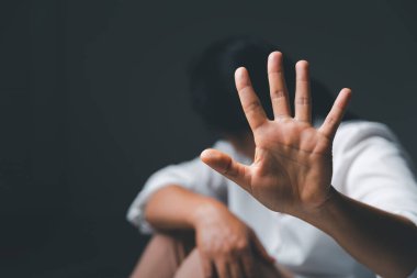 Kadınlara karşı şiddeti durdurun, Uluslararası Kadınlar Günü. Kadın eli korkuyla büyütüldü ve cinsel tacizi durdurdu. Kadınlar zorbalık ve istismardan bunalıma girerler. aile tehdidi