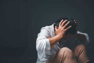 Kadınlara karşı şiddeti durdurun, Uluslararası Kadınlar Günü. Kadın eli korkuyla büyütüldü ve cinsel tacizi durdurdu. Kadınlar zorbalık ve istismardan bunalıma girerler. aile tehdidi