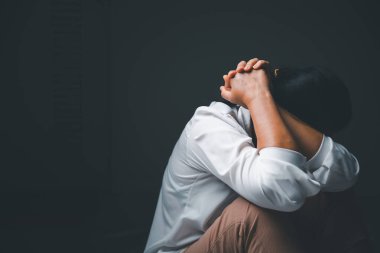 Kadınlara karşı şiddeti durdurun, Uluslararası Kadınlar Günü. Kadın eli korkuyla büyütüldü ve cinsel tacizi durdurdu. Kadınlar zorbalık ve istismardan bunalıma girerler. aile tehdidi