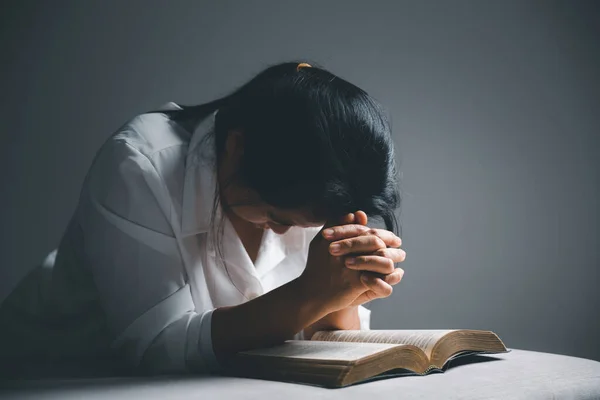Woman Kneeling Praying Modern House Sunset Time Female Catholic Prayer — Stockfoto