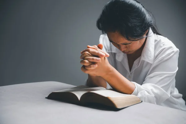 Жінка Стає Навколішки Молиться Сучасному Домі Час Заходу Сонця Жіноче — стокове фото