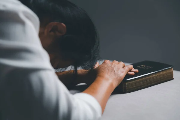 Kobieta Klęcząca Modląca Się Nowoczesnym Domu Zachodzie Słońca Kobieta Katolickiej — Zdjęcie stockowe