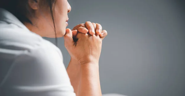 Woman Kneeling Praying Modern House Sunset Time Female Catholic Prayer — Stock Photo, Image