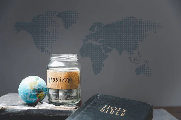 Sparburkar Fulla Pengar Och Glob Med Bibeln För Uppdrag Mission — Stockfoto