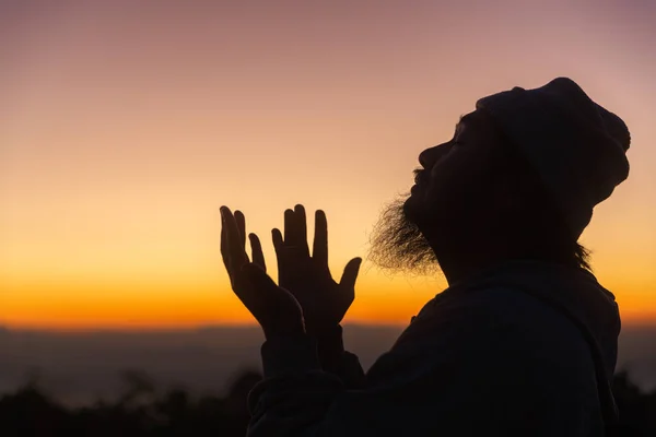 Siluet Manusia Berlutut Berdoa Untuk Menyembah Tuhan Langit Latar Belakang — Stok Foto