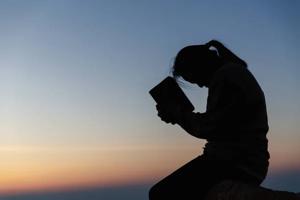 Silhouette Woman Kneeling Praying Worship God Sky Background Christians Pray — 图库照片