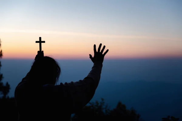Silhueta Mulher Ajoelhada Orando Por Deus Adoração Fundo Céu Cristãos — Fotografia de Stock