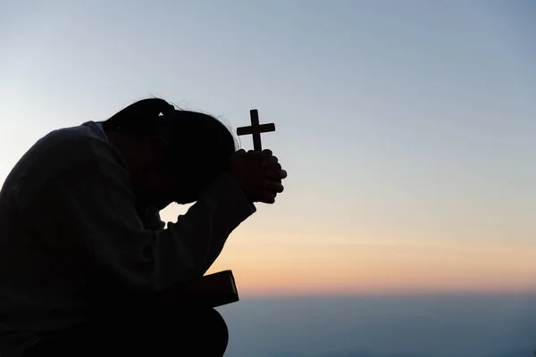 Silhouette Woman Kneeling Praying Worship God Sky Background Christians Pray — Fotografia de Stock