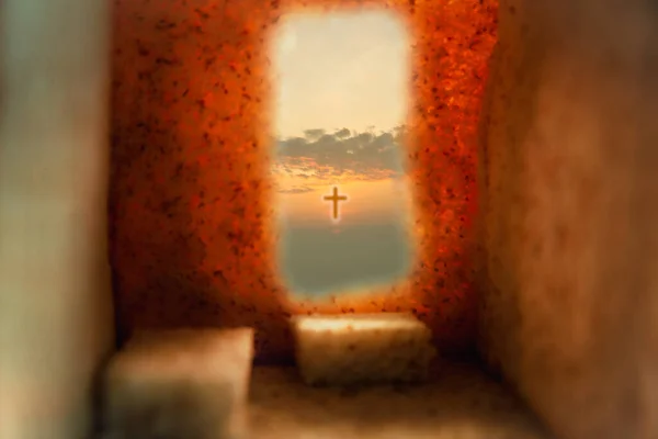 十字架上有山洞或隧道这是他的尸体被安放的坟墓 耶稣在基督教中复活的概念 圣经上加略山或歌哥达山上的十字架 — 图库照片