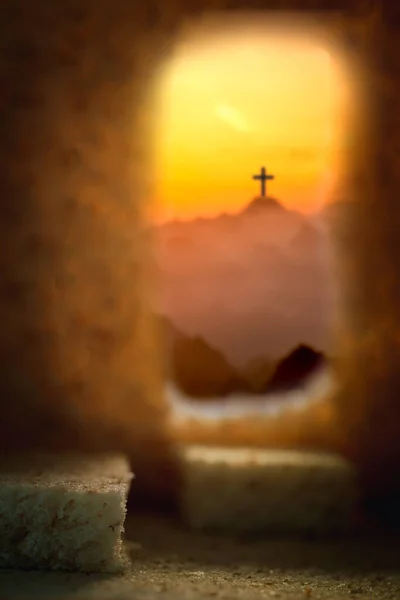 十字架上有山洞或隧道这是他的尸体被安放的坟墓 耶稣在基督教中复活的概念 圣经上加略山或歌哥达山上的十字架 — 图库照片