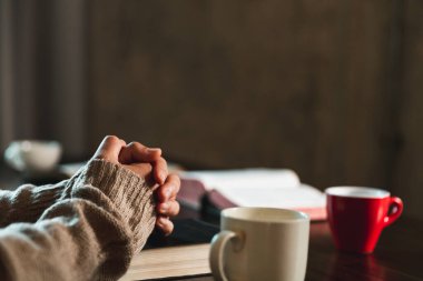 Hristiyan hayatı, Tanrı 'ya dua etmek. Daha iyi bir hayat dilemek için Tanrı 'ya dua et. Kadın elleri İncil 'le Tanrı' ya dua ediyor. Bağışlanmak için yalvarıyor ve iyiliğe inanıyordu..
