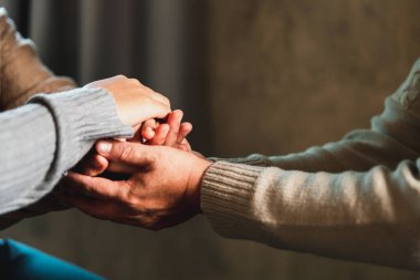 Asyalı dua eden küçük bir grup insan inanıyor. Kutsal İncil okumadan önce arkadaş grupları birlikte ibadet eder. Aile kilisede birlikte dua ediyor. Dua kavramı ile küçük grup öğrenimi.