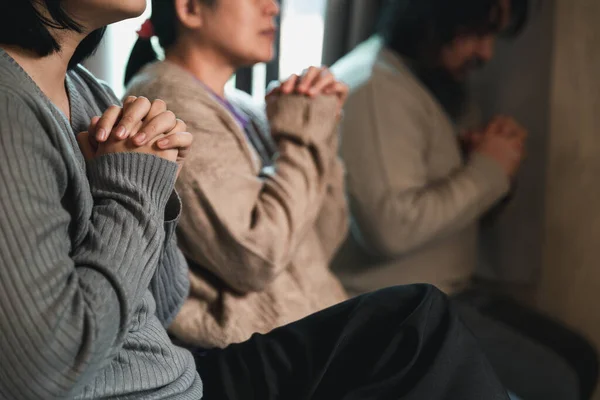 Невелика Група Азіатських Людей Які Моляться Про Поклоніння Вірять Команди — стокове фото