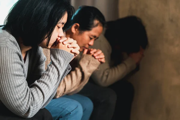 Pequeno Grupo Pessoas Asiáticas Orando Adoração Acreditar Equipes Amigos Adoram — Fotografia de Stock