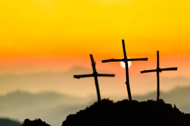 İsa Mesih 'in çarmıha gerilmesi. Hristiyanlıkta İsa 'nın dirilişi kavramı. Calvary ya da Golgotha tepelerinde kutsal İncil 'de çarmıha gerilme.