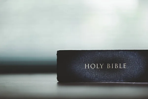 Libro Sagrada Biblia Para Educación Mesa Madera Con Fondo Cristiano — Foto de Stock