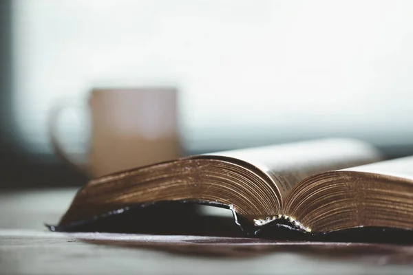 Heiliges Bibelbuch Zur Erziehung Auf Holztisch Mit Hintergrund Katholisch Christlich — Stockfoto