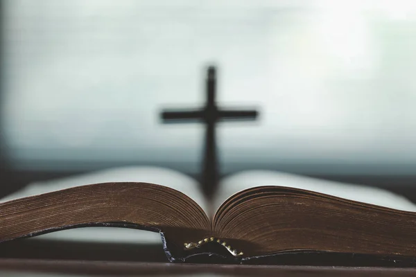 Święta Biblia Dla Edukacji Drewnianym Stole Tłem Chrześcijańscy Katolicy Protestanckim — Zdjęcie stockowe