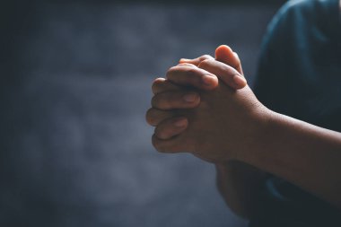Kilise kavramında inanç, maneviyat ve din, sabah kutsal İncil 'e dua eden kadın. İncil 'e dua eden kadın eli.