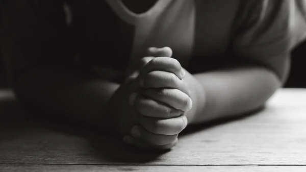 Kisfiú Együtt Imádkozik Istenhez Gyermekimádás Istennek Aranyos Kisfiú Egy Keresztény — Stock Fotó