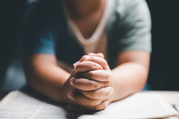 Маленький Хлопчик Молиться Богу Тримаючи Руки Разом Поклоніння Дітям Богу — стокове фото
