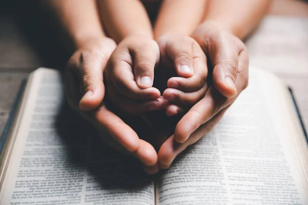 Famiglia Cristiana Pregando Insieme Concetto Bambino Madre Adorano Dio Casa — Foto Stock