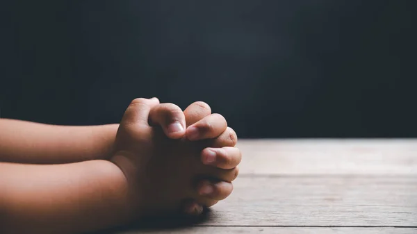 Menino Rezando Deus Com Mãos Juntas Adoração Infantil Deus Menino — Fotografia de Stock