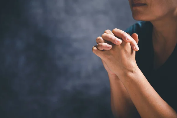 宗教のための教会の概念の聖書に祈りの中で折り畳まれた手 午前中に聖書の上で祈る女性 聖書を祈る女性の手 — ストック写真