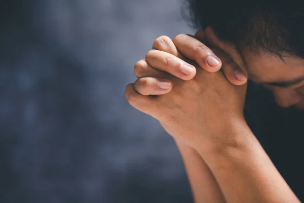 Mâinile Pliate Rugăciune Biblie Sfântă Conceptul Biserică Pentru Credință Spiritualitate — Fotografie, imagine de stoc