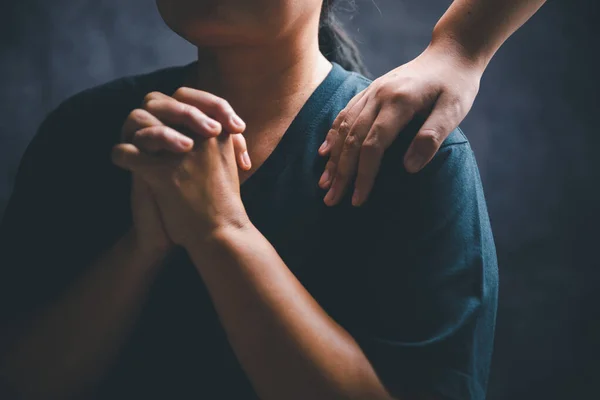 Mulher Colocando Mãos Jovem Ombro Cristão Feminino Para Capacitá Abençoá — Fotografia de Stock