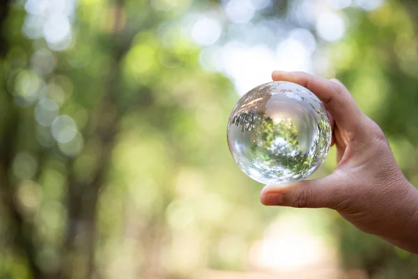 Erdkristallkugel Menschlicher Hand Konzept Für Den Umwelttag Nachhaltige Entwicklung Der — Stockfoto