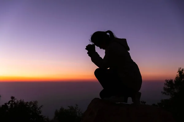 Silhouette Másolási Tér Nők Kéz Imádkozás Vagy Istentisztelet Tetején Hegy — Stock Fotó