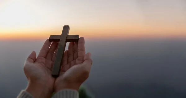 Человек Ладонями Вверх Молится Поклоняется Кресту Верой Иисуса Христа Евхаристия — стоковое фото