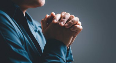 Hristiyan hayatı, Tanrı 'ya dua etmek. Daha iyi bir hayat dilemek için Tanrı 'ya dua et. Kadın elleri İncil 'le Tanrı' ya dua ediyor. Bağışlanmak için yalvarıyor ve iyiliğe inanıyordu..