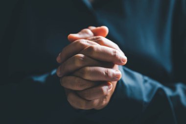 Hristiyan hayatı, Tanrı 'ya dua etmek. Daha iyi bir hayat dilemek için Tanrı 'ya dua et. Kadın elleri İncil 'le Tanrı' ya dua ediyor. Bağışlanmak için yalvarıyor ve iyiliğe inanıyordu..