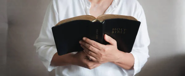 Manos Mujer Rezando Dios Con Biblia Pedir Perdón Creer Bondad — Foto de Stock