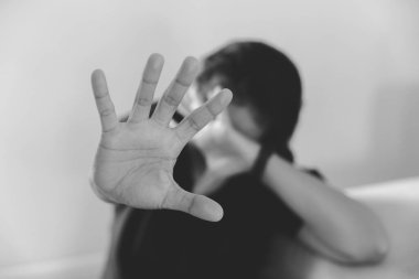Depresyondaki genç kadın, aile içi şiddet ve tecavüz, köşede otururken dövülmüş ve tecavüze uğramış. Aile içi şiddet nedeniyle kadın korkusu ve depresyonu.
