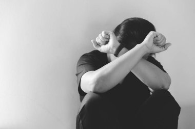 Depresyondaki genç kadın, aile içi şiddet ve tecavüz, köşede otururken dövülmüş ve tecavüze uğramış. Aile içi şiddet nedeniyle kadın korkusu ve depresyonu.