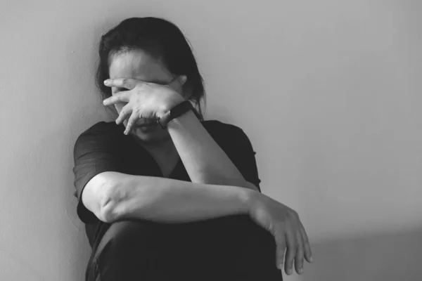 Joven Mujer Deprimida Violencia Doméstica Violación Golpeada Violada Sentada Esquina —  Fotos de Stock